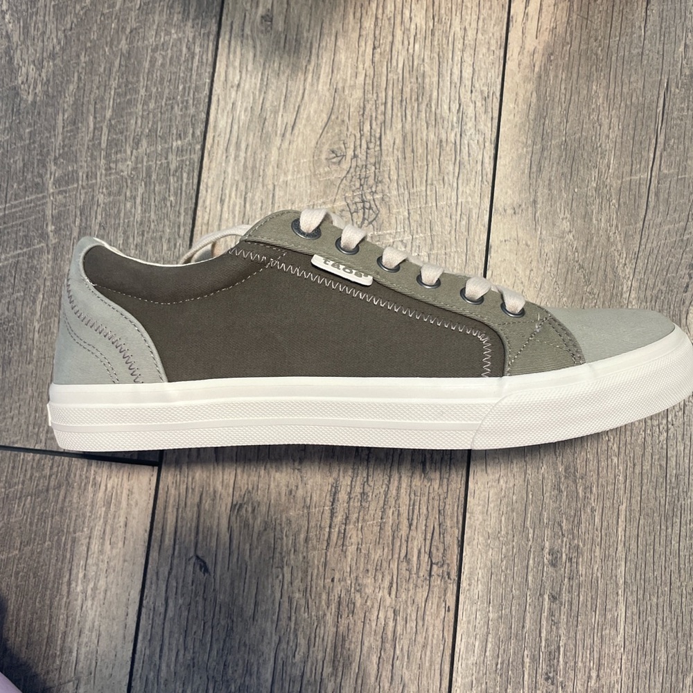 Casual Olive Green Low-Top Sneakers